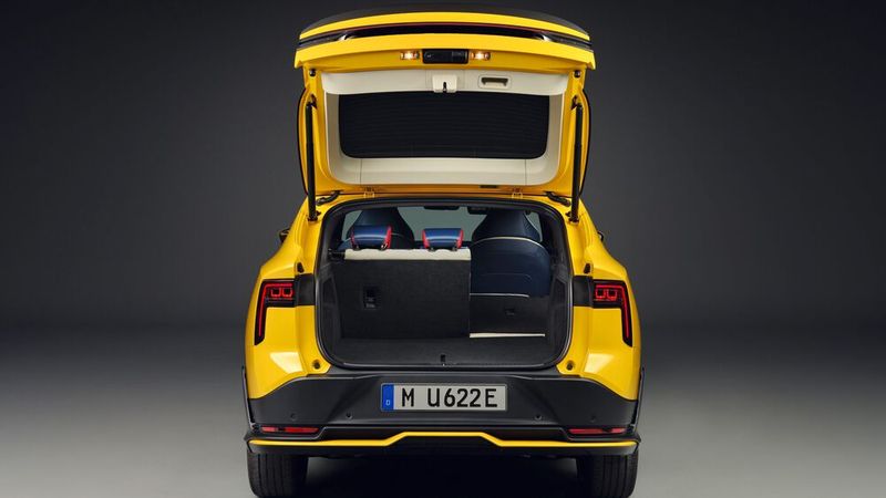 Hinter der hoch aufschwingenden Heckklappe finden 472 bis 1.260 Liter Gepäck Platz. (Bild: Aiways)