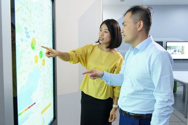 Die „Embedded City Box“ (ECB) ist die datensammelnde Basis für das digitale Management von Städten. Entwickelt haben sie die Industriedesignerin Luo Sha Liu und der Maschinenbauingenieur Hai Liu. Das Gerät für das Internet der Dinge (IoT) ist der sichtbare Teil der Connected City Solution. Es enthält verschiedene Sensoren und Kameras, hängt auf halber Höhe an Laternenpfählen und überwacht die Luftqualität oder die Verkehrslage. Die Datenanalysen laufen auf einer Softwareplattform. Mithilfe von ausgeklügelten Prognose- und Simulationswerkzeugen lassen sich unterschiedliche Handlungsstrategien erarbeiten und miteinander vergleichen. Denkbar ist beispielsweise, den Autoverkehr durch Fahrverbote kurzfristig einzuschränken und gleichzeitig das Angebot von Bussen oder Bahnen zu erhöhen. (Siemens)