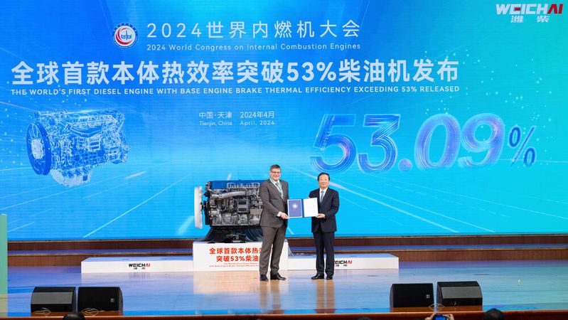 Weichai Power hat seinen neuen effizienten Dieselmotor in Tianjin vorgestellt. Links: Helge Knobbe, Director Industry Service TüV Süd Greater China, und Tan Xuguang, Vorsitzender von Weichai Power.(Bild:  Weichai Power Co.,Ltd.)