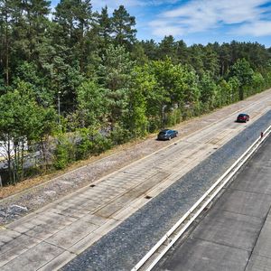 Auf dem Testgelände gibt es Straßen aus unterschiedlichen Materialien und Oberflächen.(Bild:  Segula)