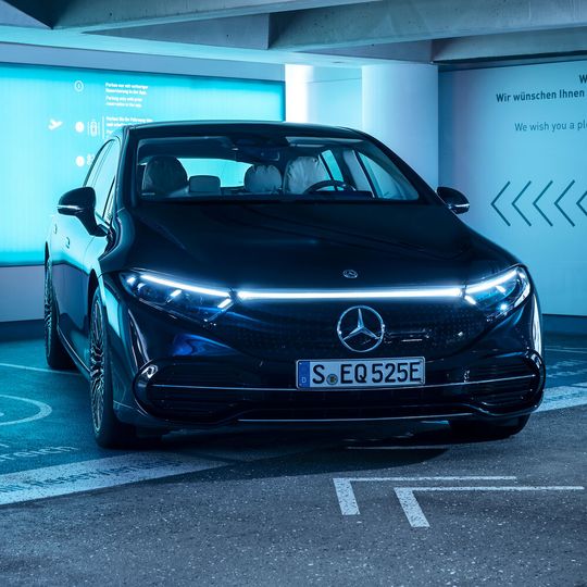 Für das vollautomatisierte Parksystem im Parkhaus P6 am Flughafen Stuttgart hat das Kraftfahrt-Bundesamt die Genehmigung erteilt. Für das vollautomatisierte Parksystem im Parkhaus P6 am Flughafen Stuttgart hat das Kraftfahrt-Bundesamt die Genehmigung erteilt.