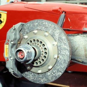 Ab den späten 90er-Jahren bestand das Brembo-Bremssystem aus Karbonscheiben, Karbonbelägen und Monoblock-Aluminiumsätteln. Sie waren eine Schlüsselkomponente für Ferraris Erfolge. Durch die Karbonscheiben und -beläge konnten die Bremsen bei höheren Temperaturen arbeiten, ohne an Leistung zu verlieren, was für die Hochgeschwindigkeits-Bremszonen, die für die Formel 1 typisch sind, unerlässlich war. Die Monoblock-Aluminiumbremssättel, die aus einem einzigen Stück Aluminium gefräst wurden, boten außergewöhnliche Steifigkeit und Festigkeit bei gleichzeitiger Gewichtsreduzierung. Die Konstruktionen ermöglichte es den Fahrern, später und härter zu bremsen und so wertvolle Zeit auf ihre Konkurrenten zu gewinnen.(Bild:  Brembo)