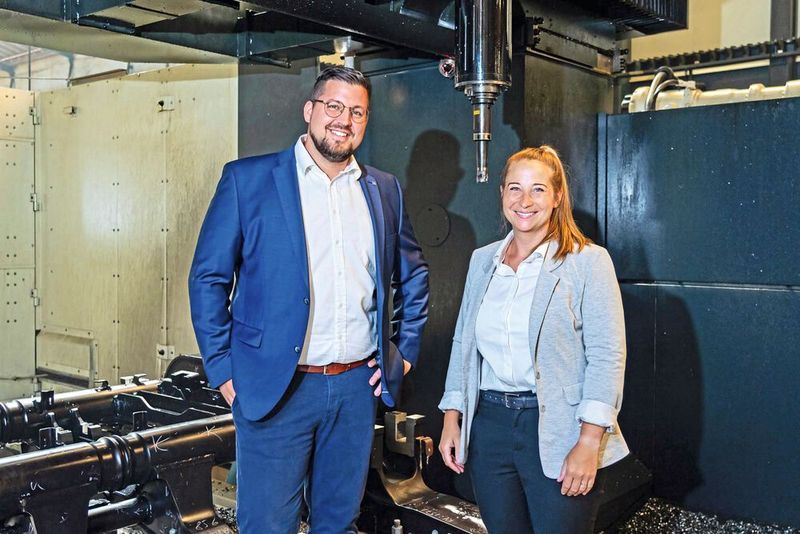 Alstom-Produktionsleiterin Annika Lichtenfels (rechts) und Bimatec Soraluce-Produktmanager Automation Frank Lörchner freuen sich über den Erfolg des gemeinsamen Entwicklungsprojekts. (Bild: Onemorepicture für Bimatec Soraluce)