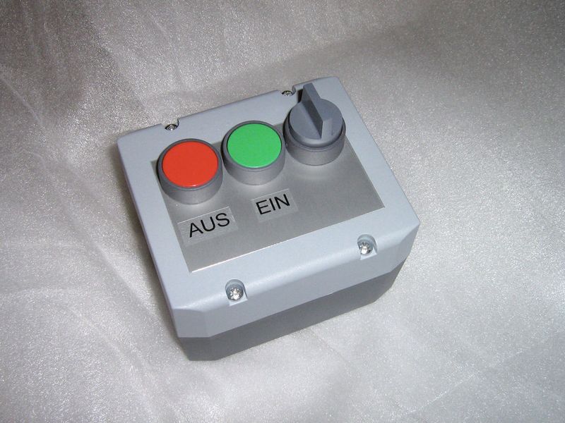Bild 3: Zur Motorsteuerung kommen Funktastenmodule für den Geradeausantrieb mit den Tasten ein, aus und Stop zum Einsatz.  (Bild: Dux)