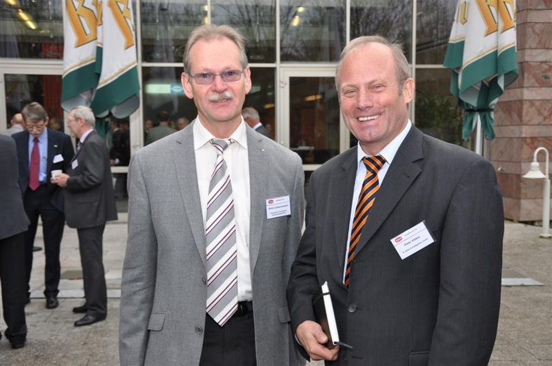 von links: Dr. Ulrich Johannsmeyer, PTB, und Dr. Peter Völker, Geschäftsführer R.Stahl (Archiv: Vogel Business Media)