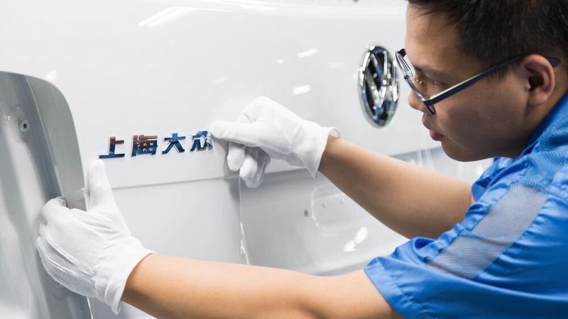 Volkswagen prüft nach eigenen Angaben eine Neuordnung seiner Aktivitäten in der chinesischen Provinz Xinjiang. Symbolbild: Blick in die Fertigung im Werk in Anting bei Shanghai.(Bild:  Volkswagen AG)