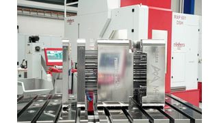 Ausschließlich gefräst und gebohrt: Die von Mark Rotzoll konstruierte und im Vorfeld gefertigte Beispielbaugruppe. Hier zu sehen, wie die 76 Auswerfer beginnend von der Auswerferdruckplatte, durch die Auswerferhalteplatte in den Formeinsatz übergehen. Die noch nicht verschraubte Auswerferdruckplatte steht ganz links.   (Bild: Röders GmbH)