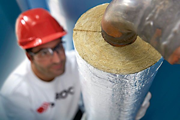 Die Steinwolle-Rohrschale ist mit Aluminiumfolie beschichtet. (Paroc)