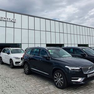 Das neu gebaute Volvo-Autohaus entspricht der 2015 gelaunchten Volvo-Retail-CI.(Bild:  Mauritz/»kfz-betrieb«)