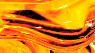 Das ist der Beweis! Schott hat Versuche unternommen, bei denen Wasserstoff die bekanntlich energieintensive Herstellung von Glas (im Bild glühende Glasschmelze) klimaneutral machen sollte. Das habe bestens funktioniert. Hier einige Details über die Tests. (Bild: Schott)