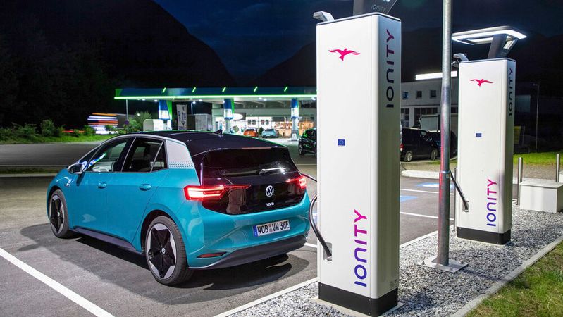 Ionity ist laut VW für das Ladenetz an Autobahnen und Fernstraßen zuständig. Ionity ist laut VW für das Ladenetz an Autobahnen und Fernstraßen zuständig.