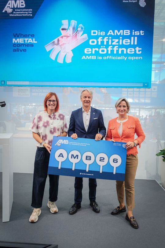 V. l. n. r.: Kati Wilhelm (dreifache Olympiasiegerin und fünfmalige Weltmeisterin im Biathlon), Roland Bleinroth (Geschäftsführer der Messe Stuttgart) und Dr. Nicole Hoffmeister-Kraut (Ministerin für Wirtschaft, Handwerk und Tourismus des Landes Baden-Württemberg) eröffneten die AMB 2026.(Bild:  Thomas Wagner / Messe Stuttgart)