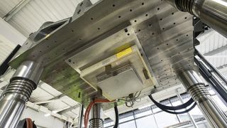 Engel lieferte die 1700-t-Presse inklusive Werkzeug und integrierter HP-RTM-Ausrüstung. Mit einer Werkzeugaufspannfläche von 2,2 m × 1,8 m biete die Maschine die Möglichkeit, eine Vielzahl von Komponenten herzustellen und unterschiedliche Materialien und Verarbeitungsprozesse anzuwenden. (Bild: Engel)