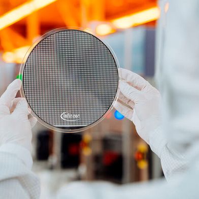 SiC-Fertigung im Umbruch: Während einige Hersteller ihre Aktivitäten zurückfahren, investieren andere in 200-mm-Wafer und neue Produktionskapazitäten. (Bild: Infineon)