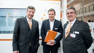 v.l. Dr. Peter Köhler, Vorstandsvorsitzender, Weidmüller Gruppe; Thomas Speidel,  Geschäftsführer ADS-TEC und José  Carlos Álvarez Tobar, Vertriebsvorstand bei Weidmüller, unterzeichnen die Kooperation auf der Hannover Messe 2016. (Patrice Kunte, Weidmüller)