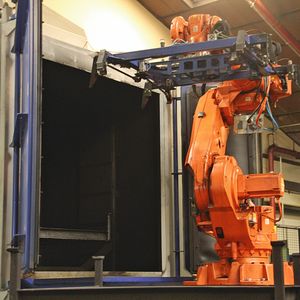 Bild 1: In der Strahlanlage befreit RHI seine stählernen Umlaufpaletten von Teerrückständen, die Handhabung übernimmt ein Roboter.