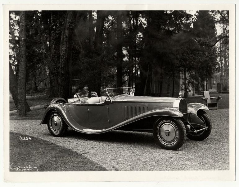 Der Bugatti Type 41, auch Royale genannt, war aufwändig konstruiert und erreichte dank seines bis zu 220 kW (300 PS) starken Achtzylinder-Reihenmotors eine Höchstgeschwindigkeit von 200 km/h. Die Karosserien des Royale waren exklusiv und erregten vielfach Aufsehen. Durch die Weltwirtschaftskrise war das Auto gleichwohl kein kommerzieller Erfolg für Bugatti: In neun Jahren entstanden lediglich sechs Fahrgestelle, von denen zwei nicht verkauft werden konnten. (Bugatti)