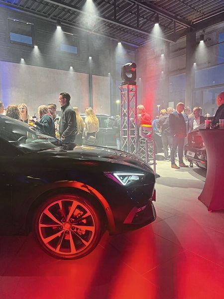 Durch die Beleuchtung wurden die Modelle, darunter der Cupra Formentor VZ5, ganz besonders in Szene gesetzt. (Bild: Motor Nützel)