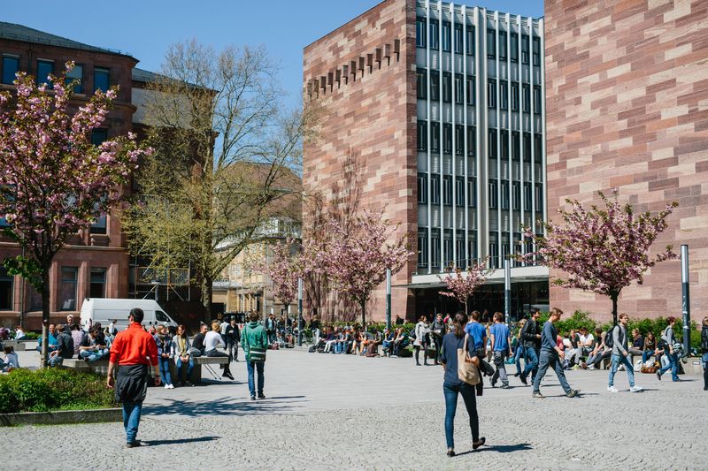 2018 – Platz 10: Uni Freiburg   Note: 1,9   Die Albert-Ludwigs-Universität Freiburg eröffnet die Top 10 mit der Note 1,9 für die allgemeine Studiensituation.   Lesen Sie hier, wie Freiburger Forscher in einem Projekt der Uni Bonn nach zellulären Schutzmechanismen suchen. Ebenfalls interessant: Top 10 der besten Universitäten für Chemie. (SMP, Foto: Sandra Meyndt/Albert-Ludwigs-Universität Freiburg)