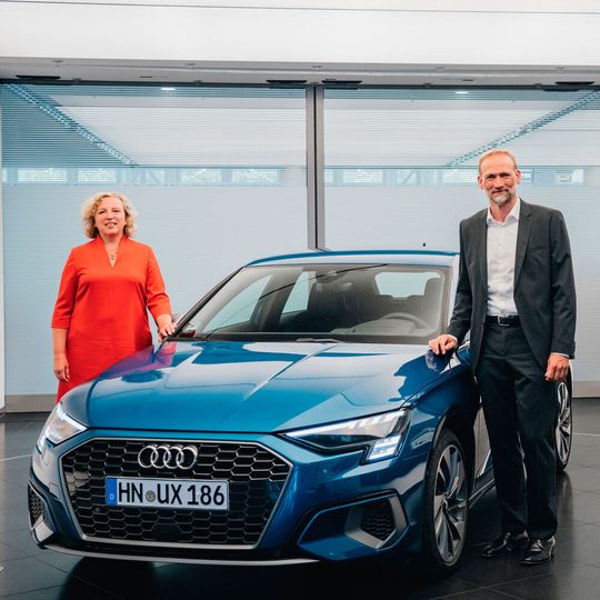 Christian Bauer, Leiter Vertrieb Deutschland, und Roswitha Rommel, Leiterin Vertriebsorganisation Deutschland, übergaben den Audi-Business-Cup in diesem Jahr virtuell.(Bild:  Audi)