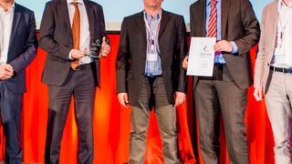 Die Initiative Deutschland Digital zeichnete Igus für den 3D-Copyshop in der Kategorie Unternehmen 4.0 aus (v.l.): Laudator und Jurymitglied Michael Nilles (Schindler Group), Tom Krause, Joschi Rohe, Sebastian Irle, Christian Batz (alle Igus GmbH). (Software AG / Marc Fippel)