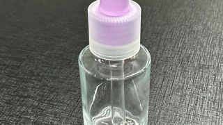 Die Deckel dieser Tropfflasche bestehen aus zwei Komponenten. Nämlich TPE und PP. Das haben Thomriss und Wittmann Battenfeld do Brasil in enger Zusammenarbeit entwickelt. Doch wo es geht, setzt man auf gut recycelbare Mono-Material-Systeme. (Bild: Wittmann Group)