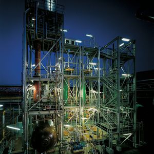 Fertig vormontierte Systeme: nach Anschluss der Versorgungsleitungen vor Ort sofort einsatzbereit (zwei HCI-Gassynthesen, eine Säuresynthese, als Module geliefert)