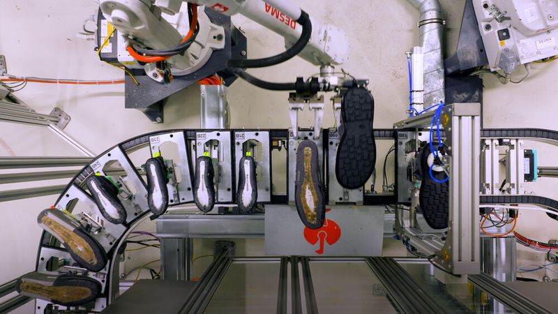 At Strauss' CI Factory, Desma systems with ABB robots produce high-quality children's and safety shoes - flexibly, precisely and efficiently. (Image:ABB Robotics)