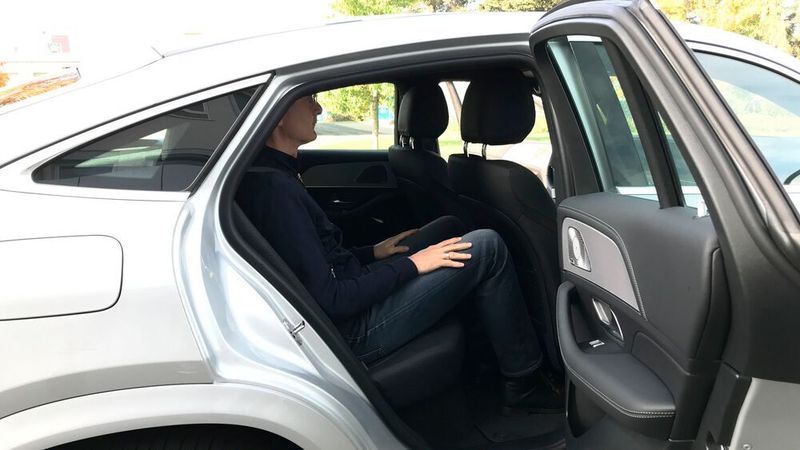 Auch hinten ist genug Sitzraum für große Passagiere, aber die Aussicht ist durch die abfallende Dachlinie begrenzt. (Rosenow/»kfz-betrieb«)