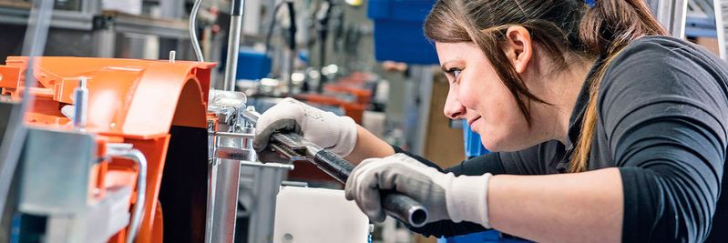 An aktuell 23 Montagelinien werden die Stihl Produkte von ca. 600 Mitarbeitern gefertigt.(Bild:  Stihl Tirol GmbH)