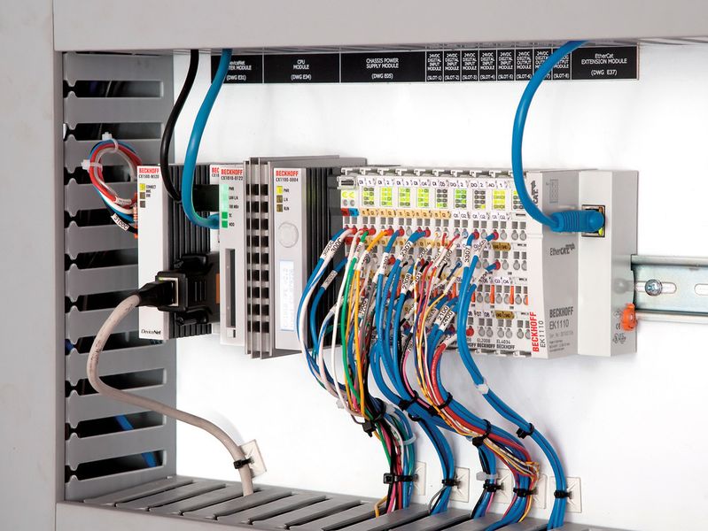 Der Beckhoff-Embedded-PC CX1010 mit Twincat-NC-PTP-Software steuert den kompletten ARC-11-RB-Schweißvorgang.  (Bild: Beckhoff)