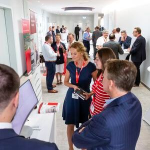 EMS-Tag-Location: Ausstellung und Catering grenzen unmittelbar an den Vortragssaal(Bild:  Stefan Bausewein)