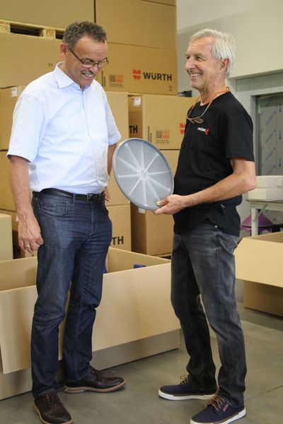 Joachim Fröbel zeigt Erwin Neugebauer von Wittmann Battenfeld den auf der 2-Komponenten-Macropower gefertigten Boden für einen Polypropylen-Hocker „Hokki“.
 (Wittmann Battenfeld)