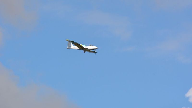 Im französischen Bordeaux absolvierte der elektrisch angetriebene E-Fan 2.0 seinen ersten öffentlichen Flug. Für Airbus ist das Trainingsflugzeug der Anfang der Elektroflugzeug-Entwicklung. (Bild: Airbus)