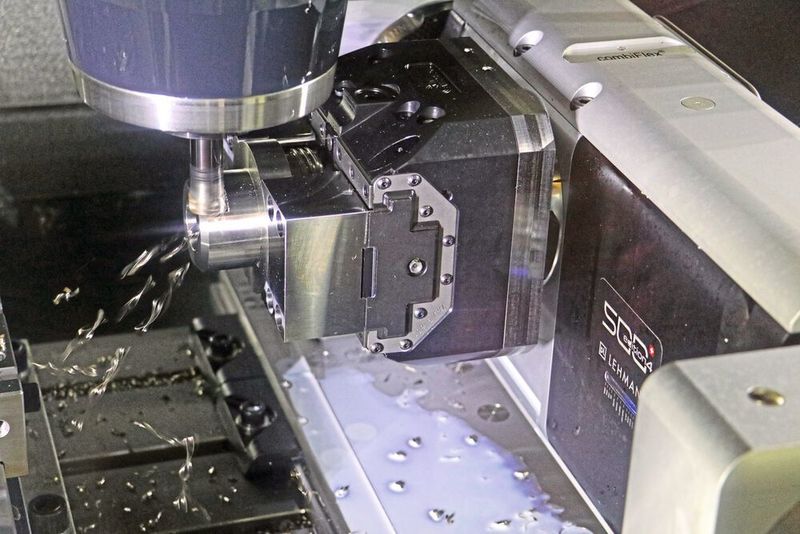 Durch das geklemmte Gegenlager und die hohen Haltekräfte lassen sich auch Edelstahlteile zerspanen. Früher benötigte Loesch T-P-L 25 Minuten Bearbeitungszeit für das im Bild zu sehende Bauteil, dazu Sonderspannvorrichtungen, um die schrägen Bohrungen und Flächen anzubringen. Jetzt ist es in einer Aufspannung nach zehn Minuten fertigbearbeitet. (PL Lehmann)