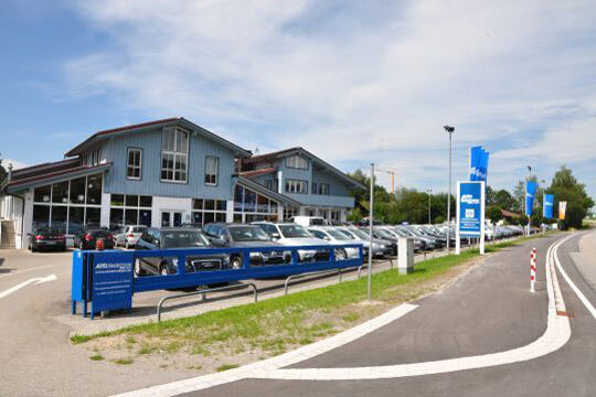 Das Autohaus Niedermayer im beschaulichen Neukirchen verkauft über 2.000 EU-Neuwagen und Gebrauchte im Jahr. (Richter)