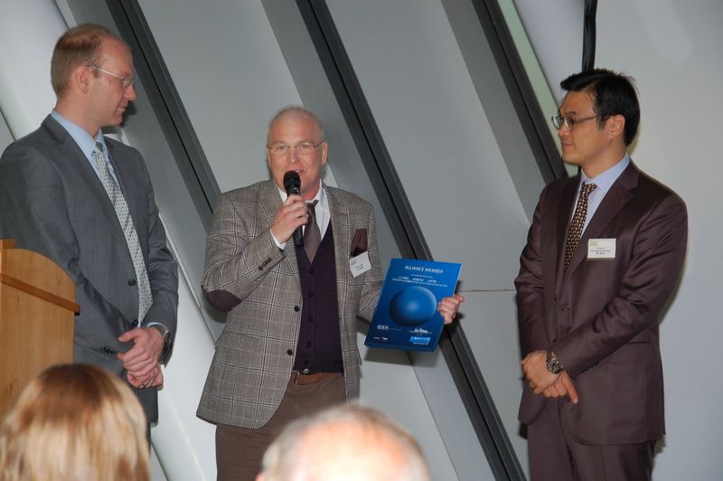 Bei der Übergabe der „Blue-Competence“-Urkunde (v.l.): VDMA-Geschäftsführer Sascha Schmel, Clarks Europa-Geschäftsführer Egon Strehl sowie Managing Director Seung Soo Baik. (Bild: Maienschein)