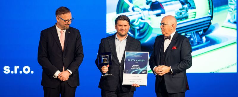 Roman Valný (Mitte), Geschäftsführer von Innomotics Tschechien, nahm bei der Preisverleihung den Golden Amper Award von Jan Kubata (links), dem Direktor des Brünner Messezentrums, und Jiří Holoubek (rechts), dem Präsidenten des Elektrotechnischen Verbandes, entgegen.(Bild:  BVV Brno)