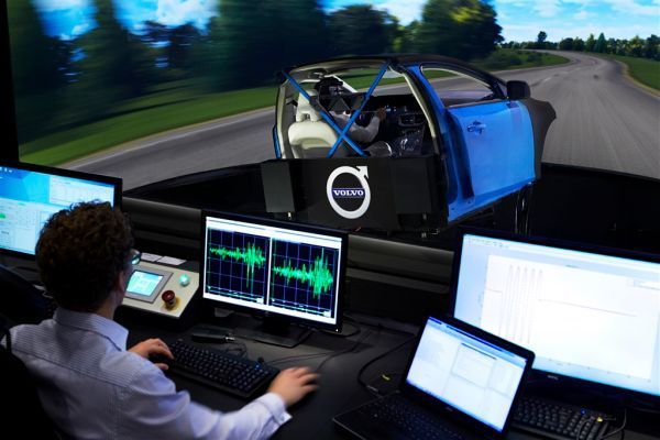 „Driver-in-Motion“ im Honda Technikzentrum Deutschland: Der neue Fahrsimulator greift auf neun Aktoren zurück, wodurch zusätzliche Bewegungsbereiche erzeugt werden - das ist einzigartig in der Branche. (Honda)