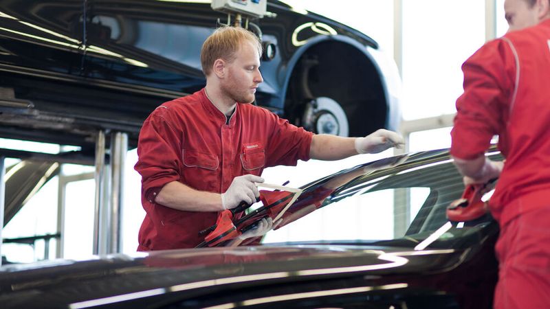 Reparaturen am Autoglas sind um rund zehn Prozent teurer geworden, ermittelte der GDV.(Bild:  ProMotor)