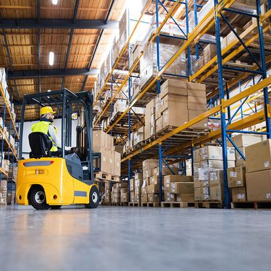 Nicht nur in Logistikzentren sind integrierte Schutzkonzepte unabdingbar. (Bild: © Halfpoint - stock.adobe.com)