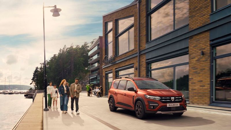 Der neue Jogger trägt einen breiten Kühlergrill mit 3-D-Elementen in Wabenoptik. (Bild:Dacia)
