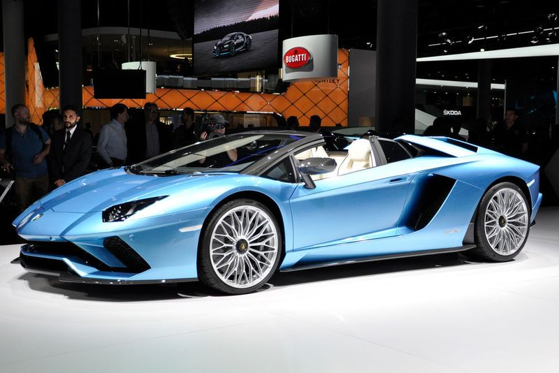 Lamborghini zeigt den Aventador Roadster in der leistungsgestärkten Version S mit 740 PS und einer umfassenden Optimierung von Aerodynamik und Fahrwerk. (Schreiner / »kfz-betrieb«)