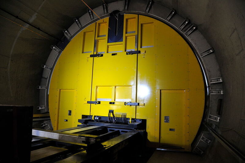 Nach über 20 Jahren Planungs- und Bauzeit wird in der Schweiz die Fertigstellung des Gotthard-Basistunnels gefeiert – der längste Eisenbahntunnels der Welt. Jede Menge Technik sorgt für einen reibungslosen Schienenverkehr. So wird beispielsweise Messtechnik von Endress + Hauser für die Tunnel-Entwässerung eingesetzt. (AlpTransit Gotthard AG)