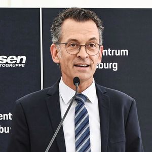 Vonseiten Porsches war Alexander Pollich, Sprecher der Geschäftsführung von Porsche Deutschland, zum Start der Arbeiten vor Ort.(Bild:  Jepsen-Autogruppe)