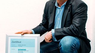 Thomas Köhler, hier mit der brandaktuellen Zertifizierung für Informationssicherheit für die Logistikplattform AX4, ist neuer „Information Security Officer“ bei Siemens Digital Logistics. (Siemens Digital Logistics)