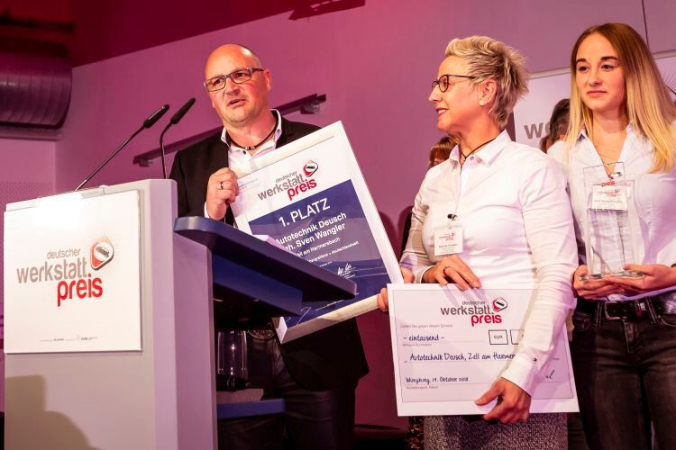 Sven Wangler, Inhaber des Autohauses Deusch, bedankte sich bei seinen Mitarbeitern.  (Bild: Stefan Bausewein)