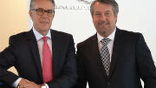 Klaus Zervas (li.), Geschäftsführer Moll am Seestern, und Holger Bergmann, Customer Service Director des Importeurs, sehen einen gelungenen Umzug. (Foto: Mauritz)