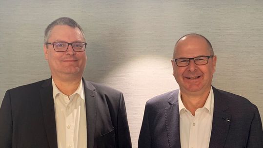 Dr. Ing. Hans-Michael Kellner, Vizepräsident Hydropole (links) und Prof. Dr. Andreas Züttel, Präsident Hydropole, EPFL (rechts). «Obwohl über 80 Prozent des Wasserstoffs heute in Asien produziert und verbraucht werden, liegen die Ursprünge der Technologie in Europa – und die Schweiz ist nach wie vor ein zentraler Innovationsmotor», so Prof. Züttel.(Bild:  Hydropole)