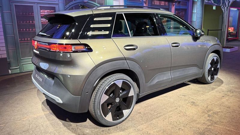 Die kraftvollen Proportionen des ID.Cross sollen dem kompakten SUV-Format eine hohe Wertigkeit verleihen. (Bild: Achter – VCG)